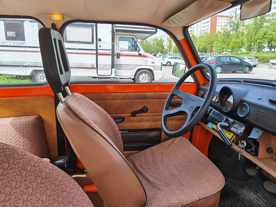 Trabant 601 Bj 1989 Orange DDR Kultfahrzeug in Berlin