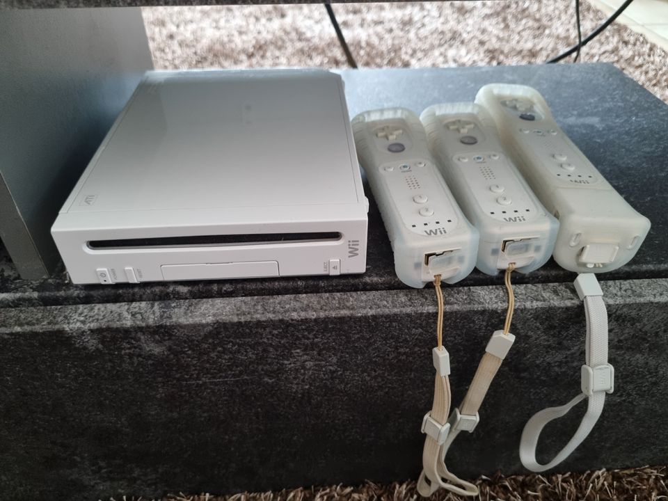 Nintendo Wii inkl. 3 Controller in Mainburg