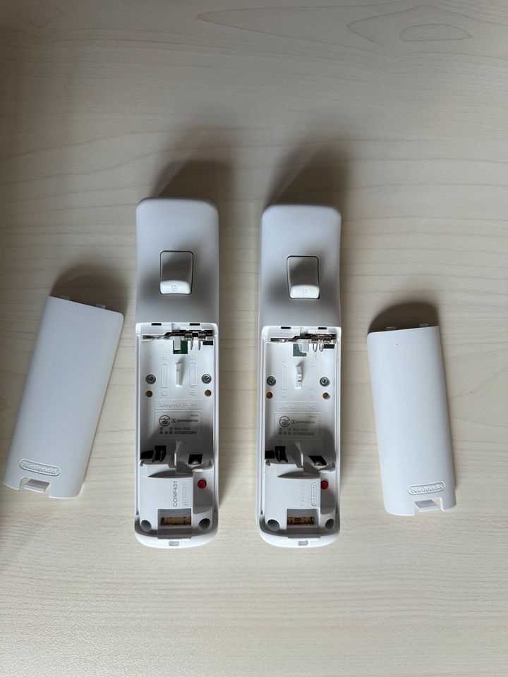 Nintendo Wii Konsole / Board / 2 Controller / 2 Spiele in Freiburg im Breisgau