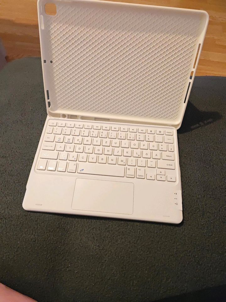 iPad 9 Flip Case mit Tastatur in Rostock