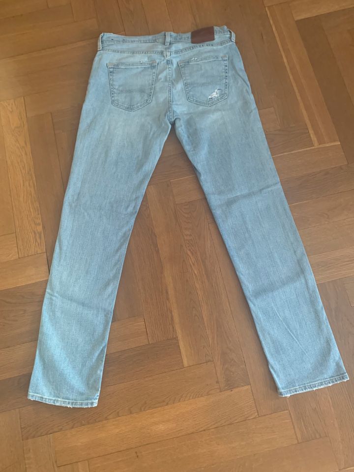 W31/L32 Hollister Jeans skinny fit destroyed Herren hellblau in Eppertshausen