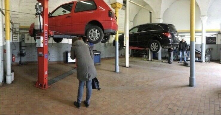 Auto Werkstatt Kfz Tüv AU Berlin Mechaniker Inspektion Service in Berlin