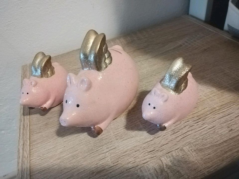 Ein Sparschwein und zwei Figuren in Bad Mergentheim