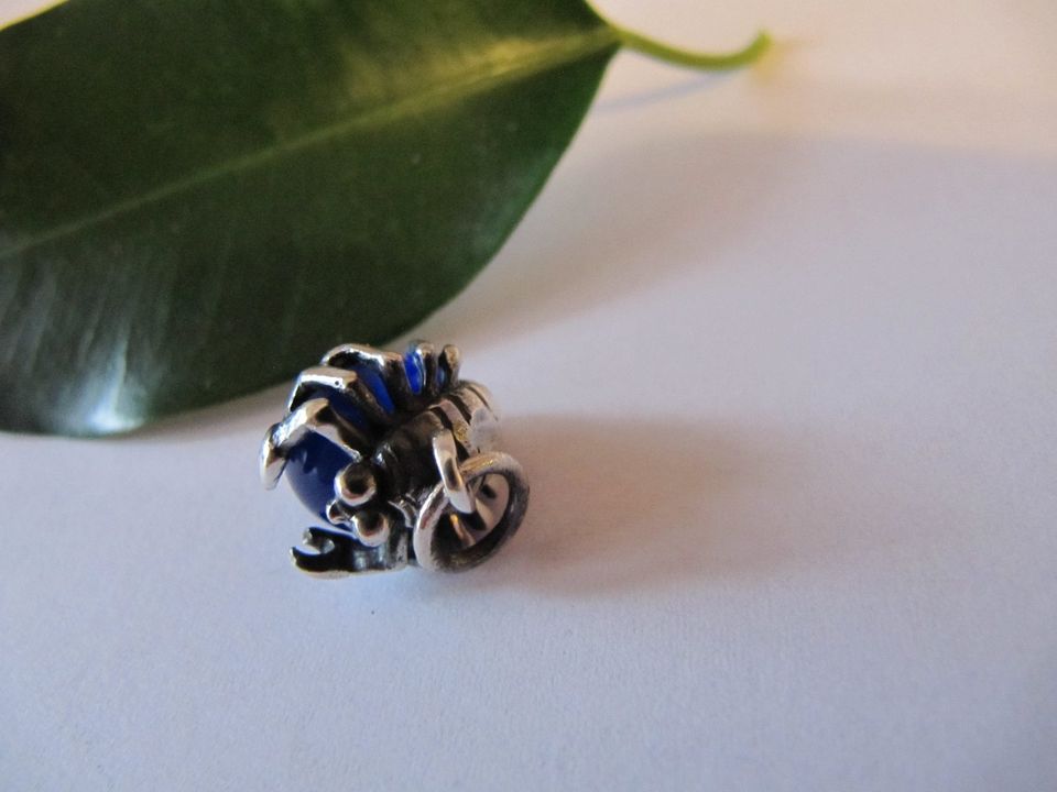 Hübscher  Schmuckanhänger Skorpion auf blauer Kugel 925er Silber in Drochtersen
