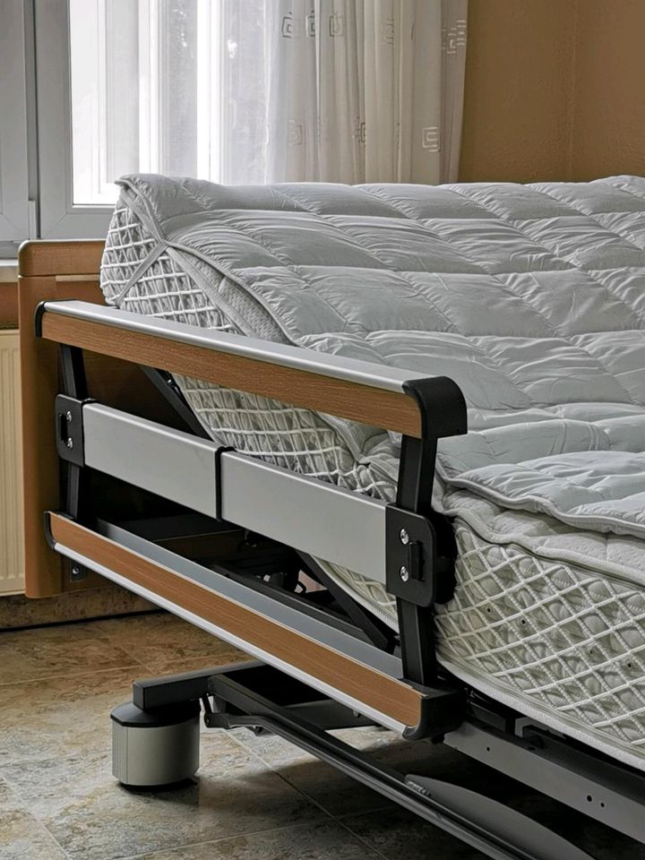 Pflegebett mit Matratze in Dresden
