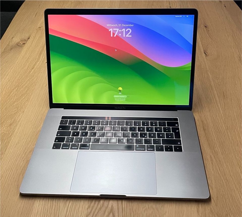 MacBook Pro 2018 15 Zoll - i7 16GB Ram 256GB Radeon Pro in Kaufering