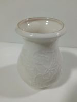 Vase Keramik Porzellan? Weiß mit Prägung Rosen gebraucht ca. 9 cm Sachsen - Radeburg Vorschau
