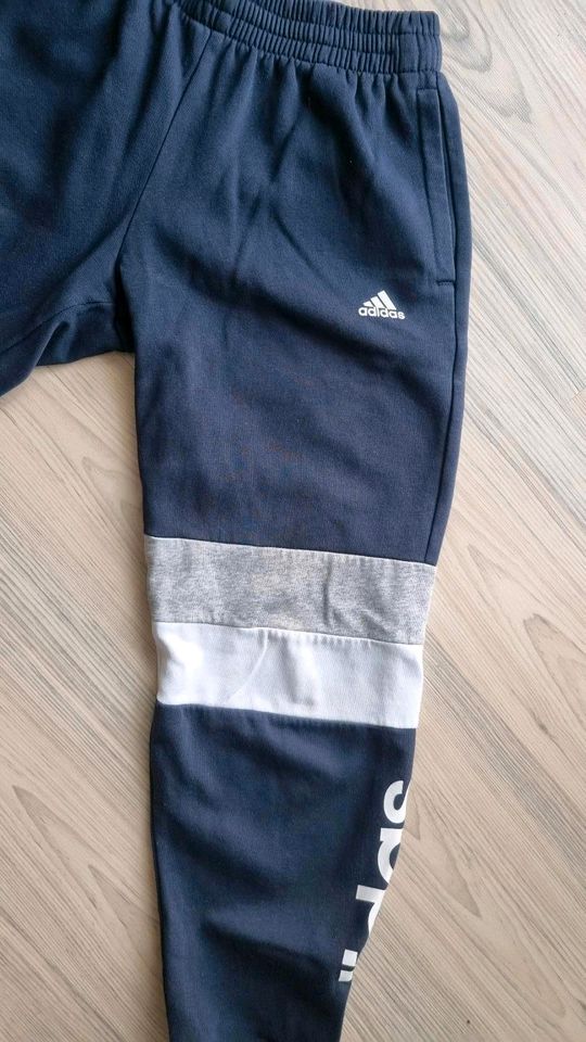 Adidas Hose Jogginghose Gr. 152 in Kalefeld