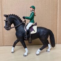 Schleich Pferd mit Springreiterin und Zubehör Leipzig - Schönefeld-Abtnaundorf Vorschau