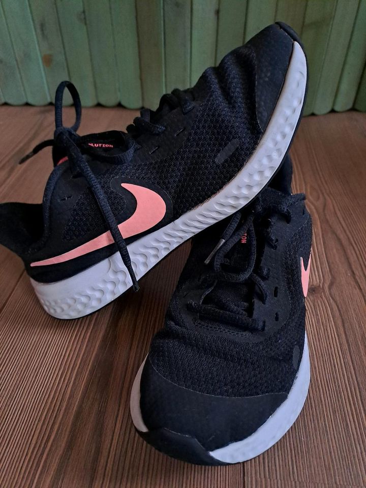 Nike Revolution Laufschuhe Kinder, schwarz-rosa, Gr. 38,5 in Berlin