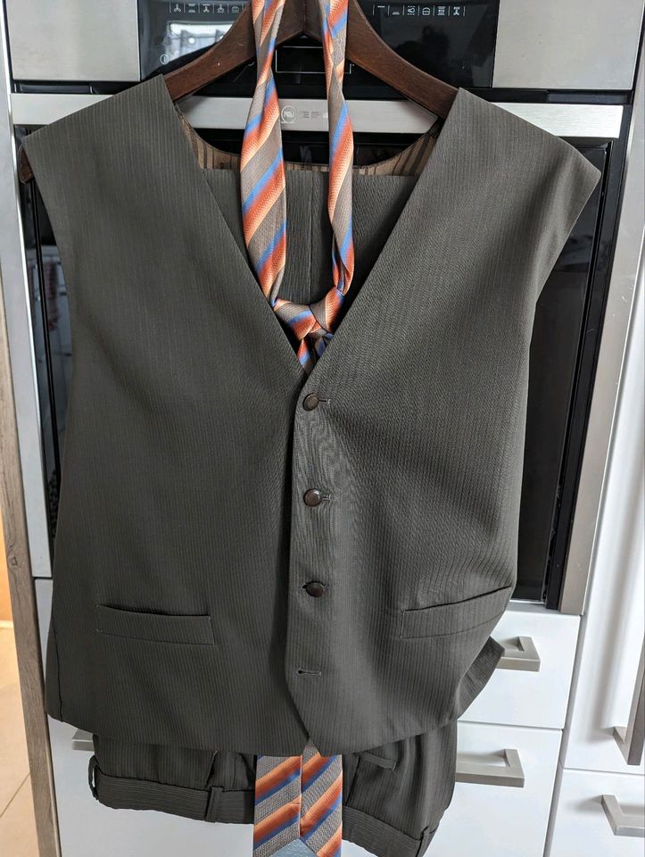 Herren Anzug Jacke Weste Hose Krawatte Gr 50 Mastershand in Rotthalmünster