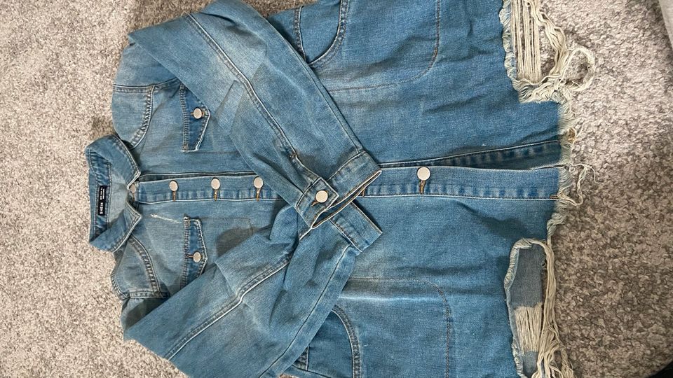 Jeans Jacke ungetragen in Oberhausen