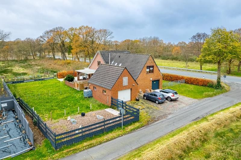 Wittmund: Großzügiges Zweifamilienhaus mit Wintergarten und Weideland in Wittmund