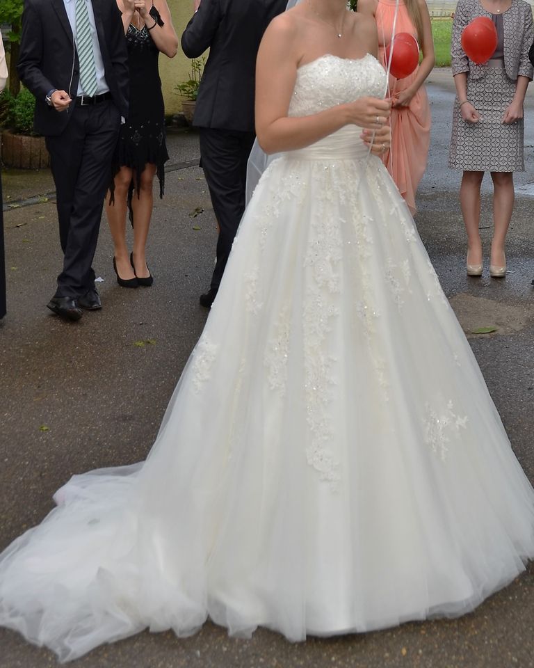 Brautkleid Farbe ivory mit Schleier und Reifrock Größe M und Sack in Remseck am Neckar