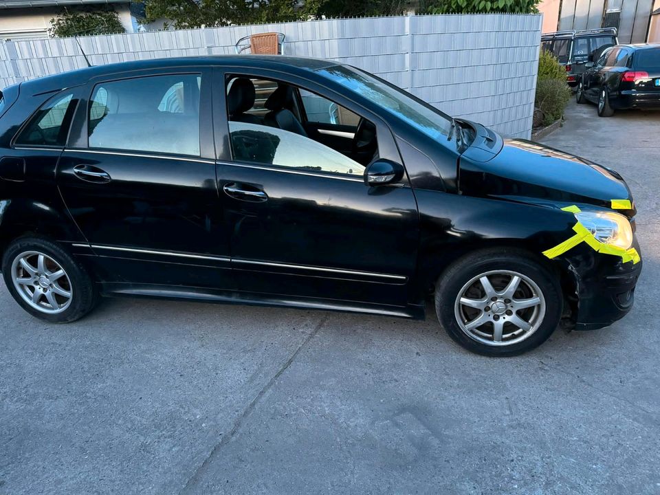 Mercedes-Benz B-Klasse xenon Leder Navigation Anhänger kupplung in Berlin