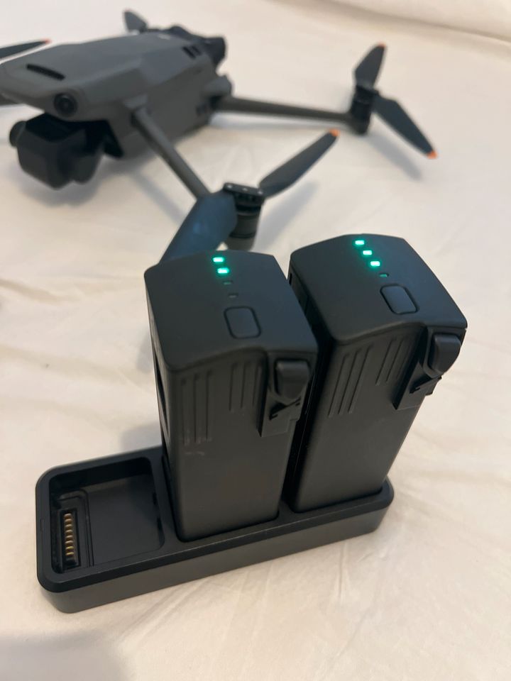 DJI Mavic 3 Drohne + 2 Akkus + Ladestation in Berlin