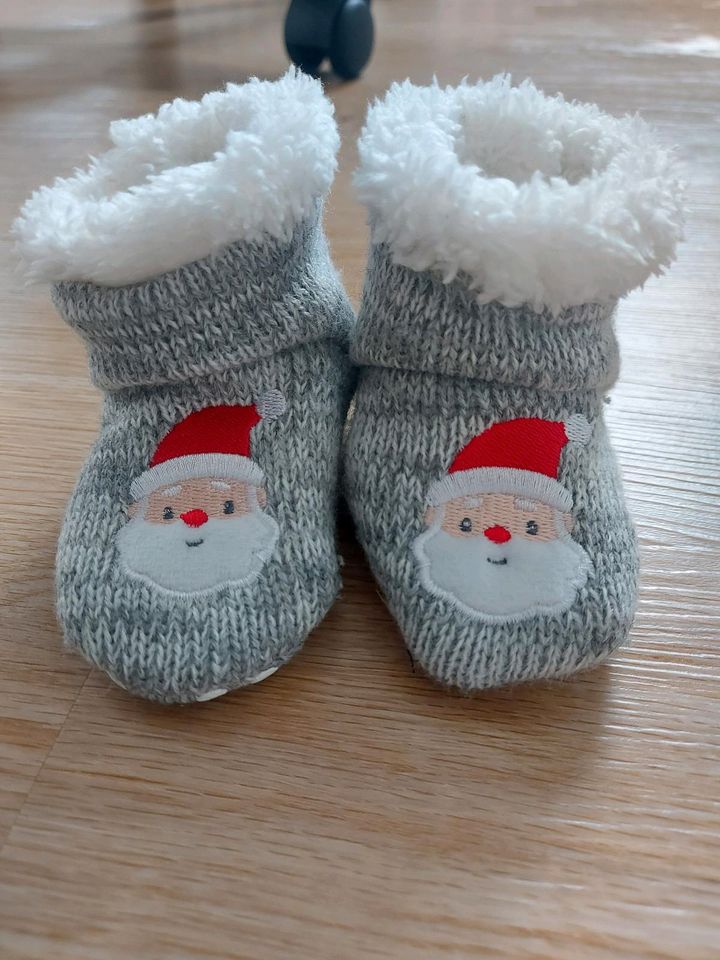 Gefütterte Baby Schühchen mit Nikolaus von C&A /Krabbelschuhe in Neuss