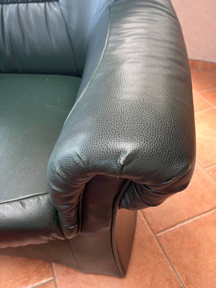 Dreier Sofa, Sessel und Hocker Farbe tannengrün in Weddingstedt