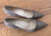 ★ Peter Kaiser Pumps aus Veloursleder beige gold Gr. 37,5 (4,5) Stuttgart - Birkach Vorschau