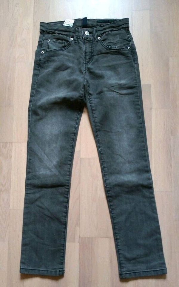 Neue Jeans / Hose gr.152 in Tastrup