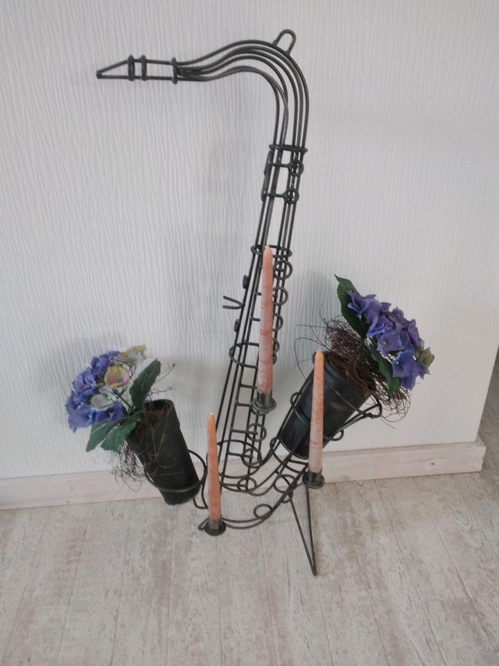 Metallständer in Saxophonoptik in Breitenfelde