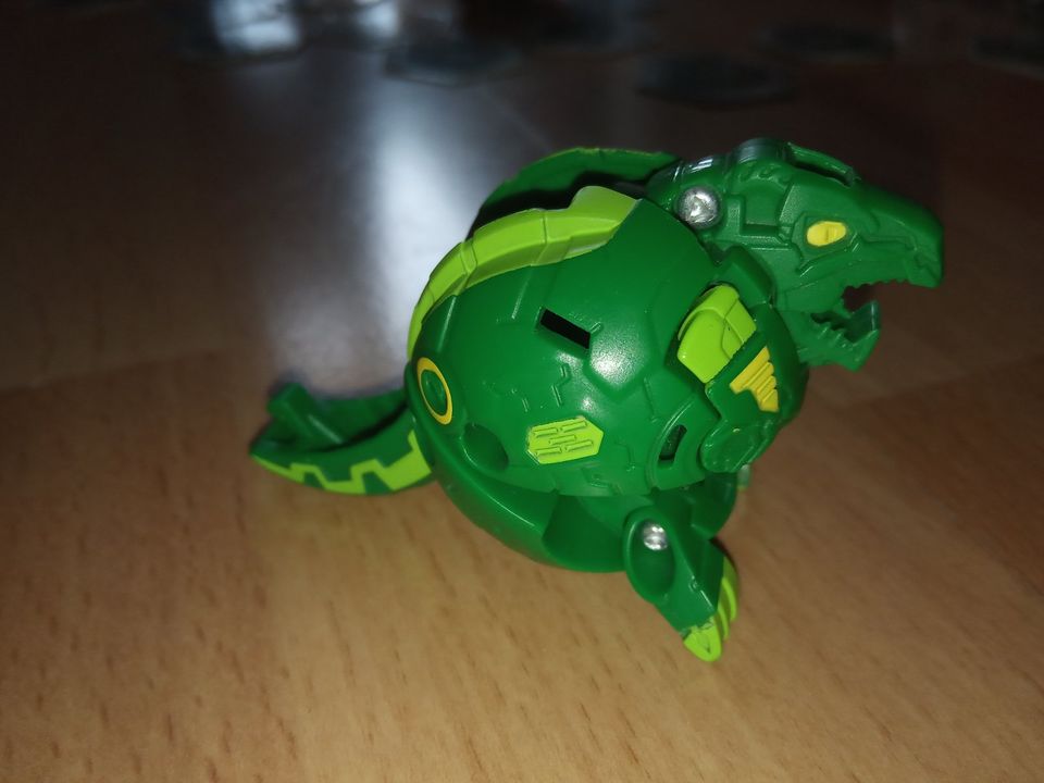 Bakugan Bakugans mit Magnet und Spielkarten 7 Figuren in Dresden