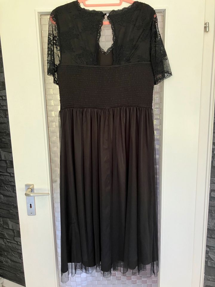 Spitzenkleid schwarz aus Polyester, Größe 44 in Friedland