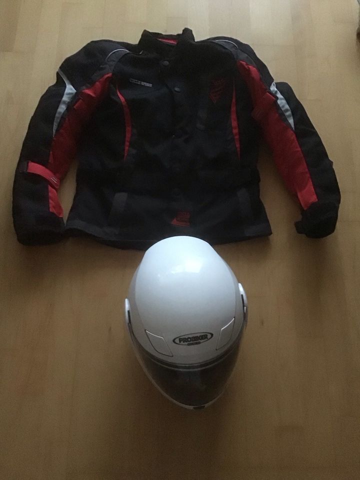 Motorradjacke und Helm in Duisburg