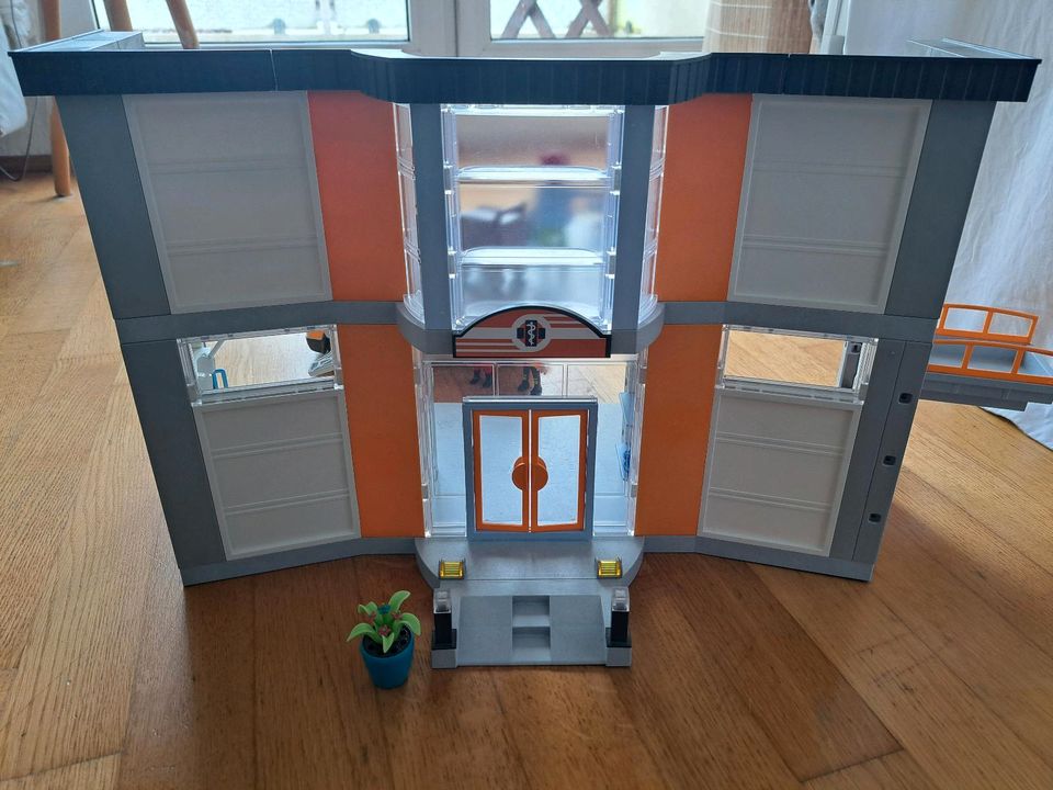 Playmobil Krankenhaus + Krankenwagen in Bremen