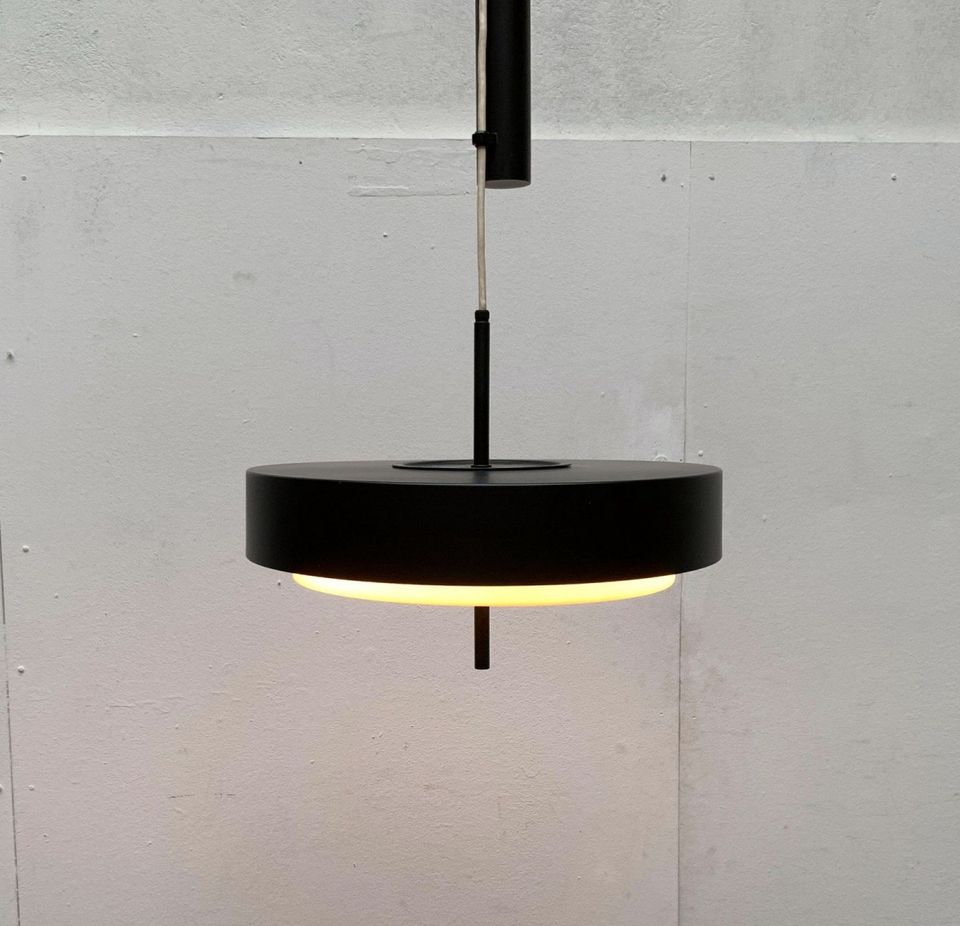 Mid Century Minimalist Pendant zu Space Age Swisslamps Stilnovo in Hamburg