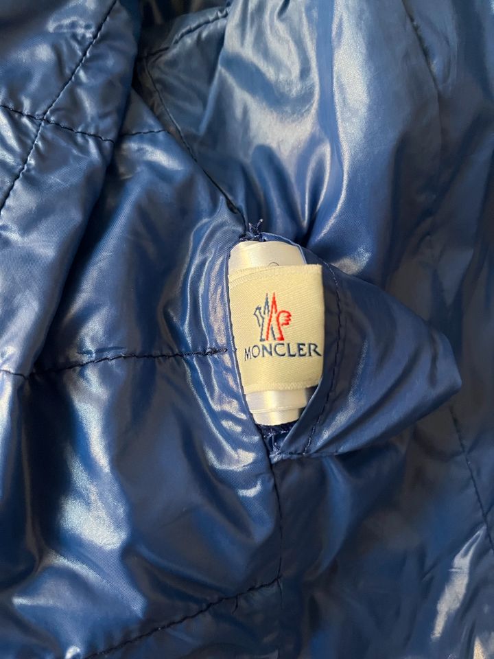 Blaue Regenjacke von MONCLER in München