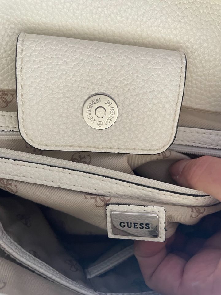 Guess Handtasche weiß selten benutzt in Hamburg