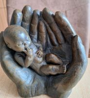 Kunstwerk Hände mit Säugling Duisburg - Duisburg-Mitte Vorschau