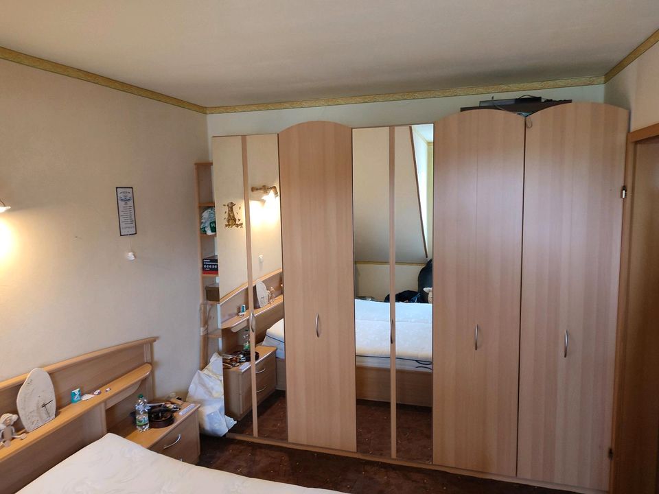 Doppelbett mit Kleiderschrank und Kommode in Arnsdorf