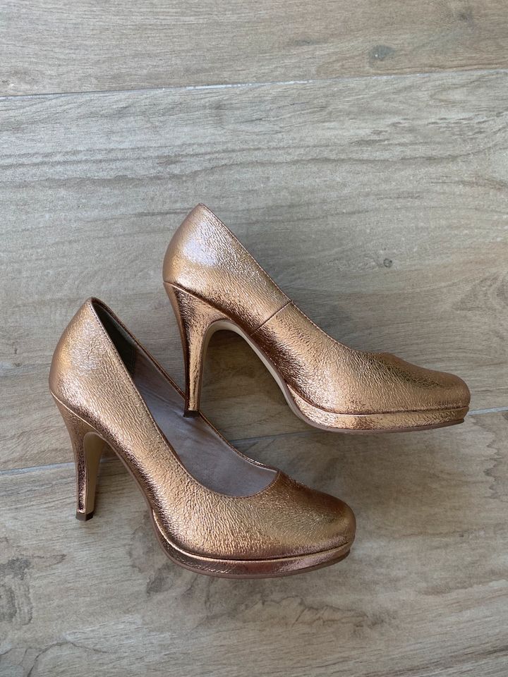 Tamaris Pumps hohe Schule Gold / Rose wie neu in 38 in Hennef (Sieg)