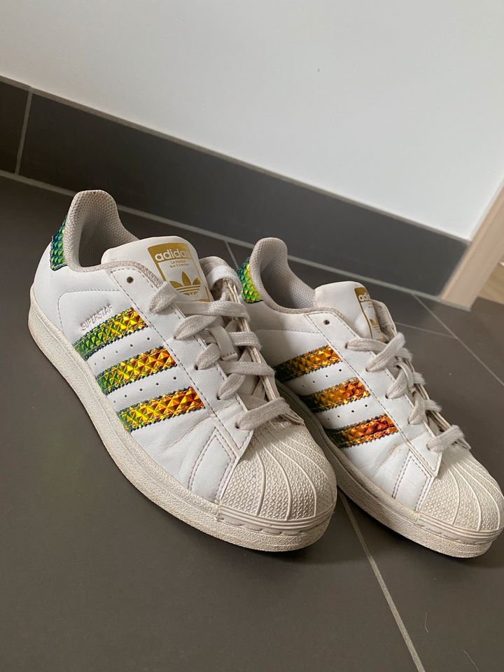 Adidas Superstars Sonderedition Weiß Schimmernd Größe 36 2/3 in Bayern -  Leinburg | eBay Kleinanzeigen ist jetzt Kleinanzeigen