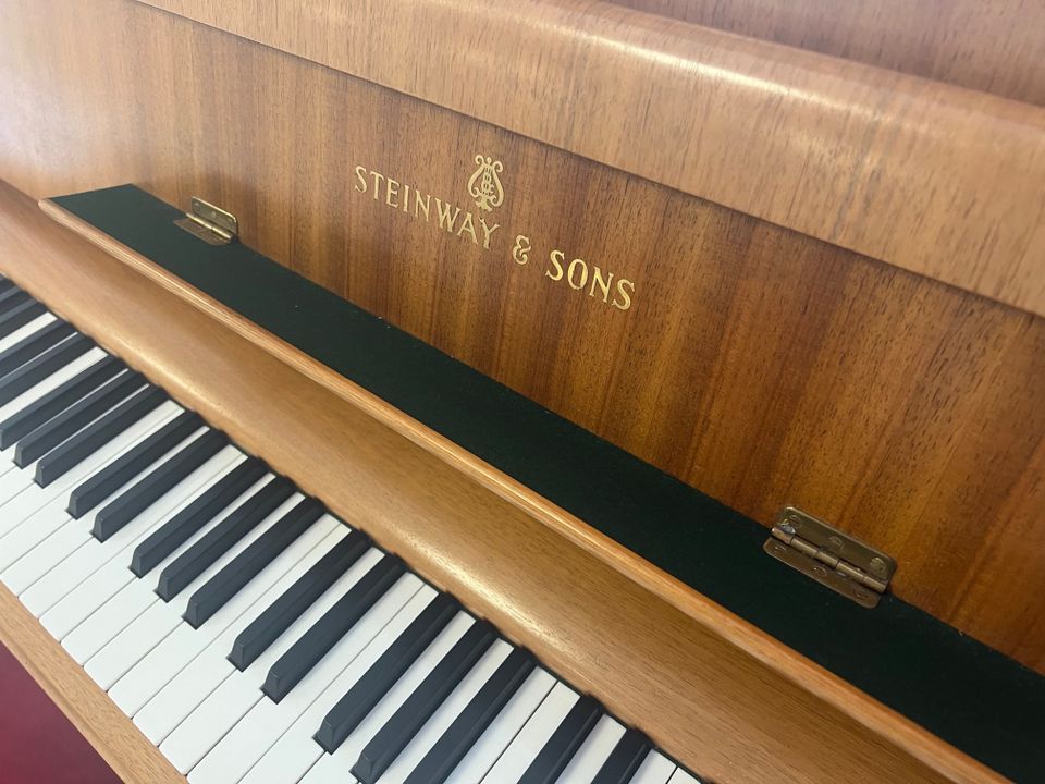 STEINWAY & SONS Klavier Modell Z Nussbaum, sehr schöner Klang ! - AKTION in Bielefeld