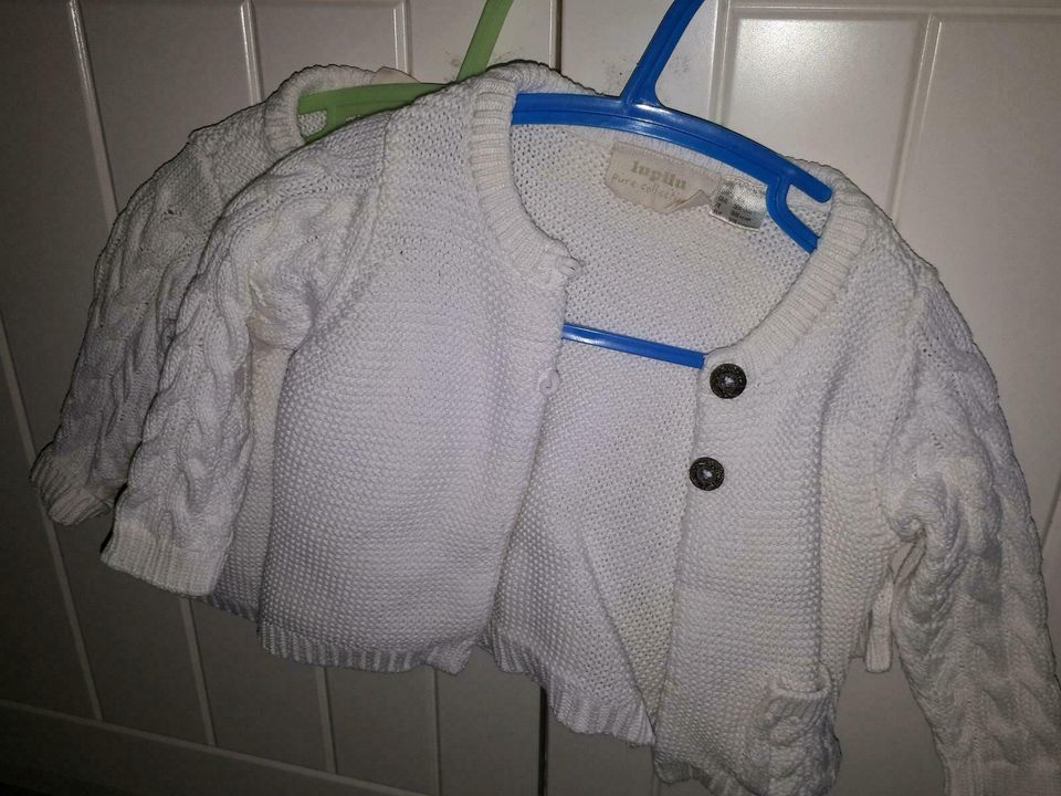 1 süße weiße Strickjacke (2 bereits verkauft) in Groitzsch