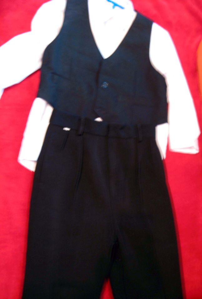 Kleinkind-Anzug schwarz und Hemden mit Westen, ab in Nürnberg (Mittelfr)