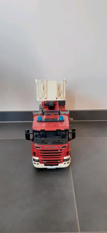 Bruder Scania R-Serie Feuerwehr mit Leiter und Schlauch in Ochtendung