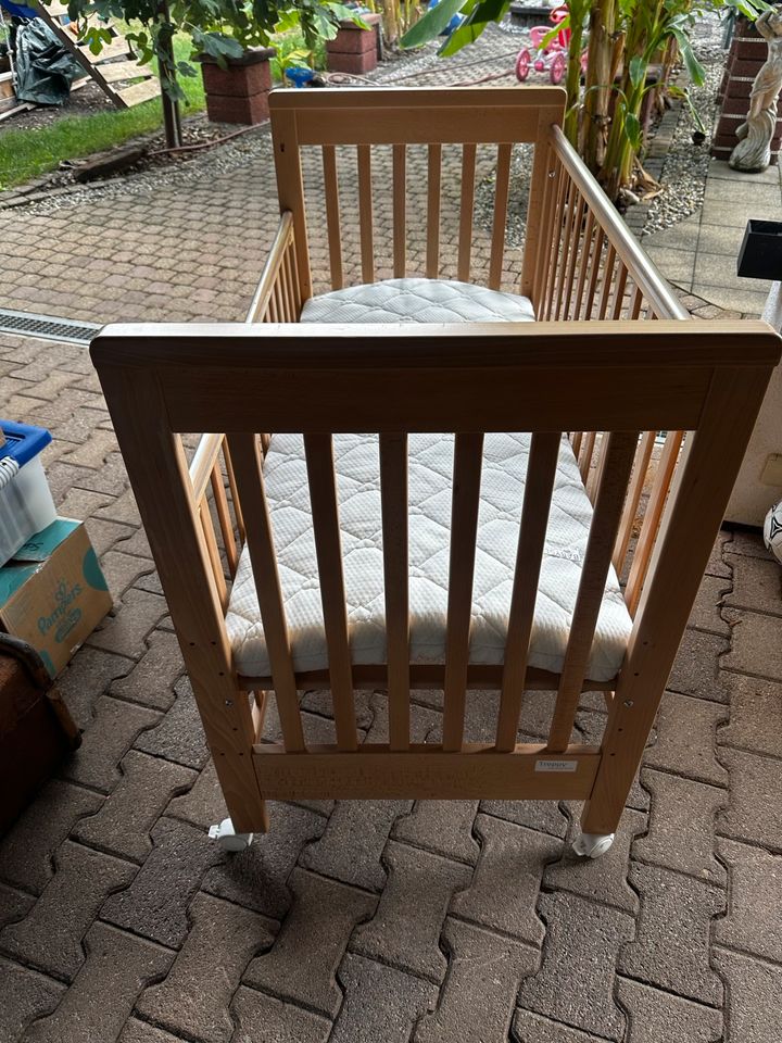 Treppy Babybett Kinderbett höhenverstellbar Holz mit Kantenschutz in Heitersheim