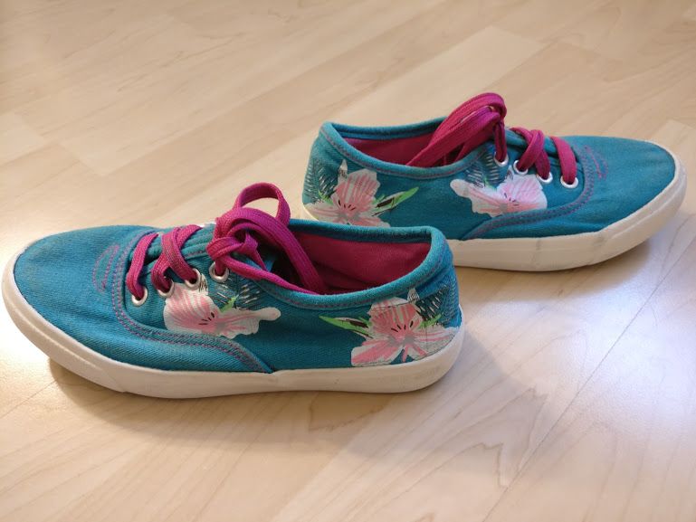 Stoff Sneakers Schnürer, grün, Hibiskus-Blüten -Gr. 33 in Frankfurt am Main