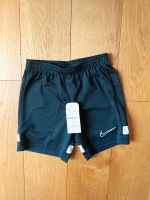 Nike Hose kurz Dri Fit schwarz Gr. 128/134 wie NEU Niedersachsen - Schwarmstedt Vorschau