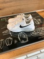 Nike Air Turnschuhe Größe 39, weiß, neuwertig Nordrhein-Westfalen - Lennestadt Vorschau