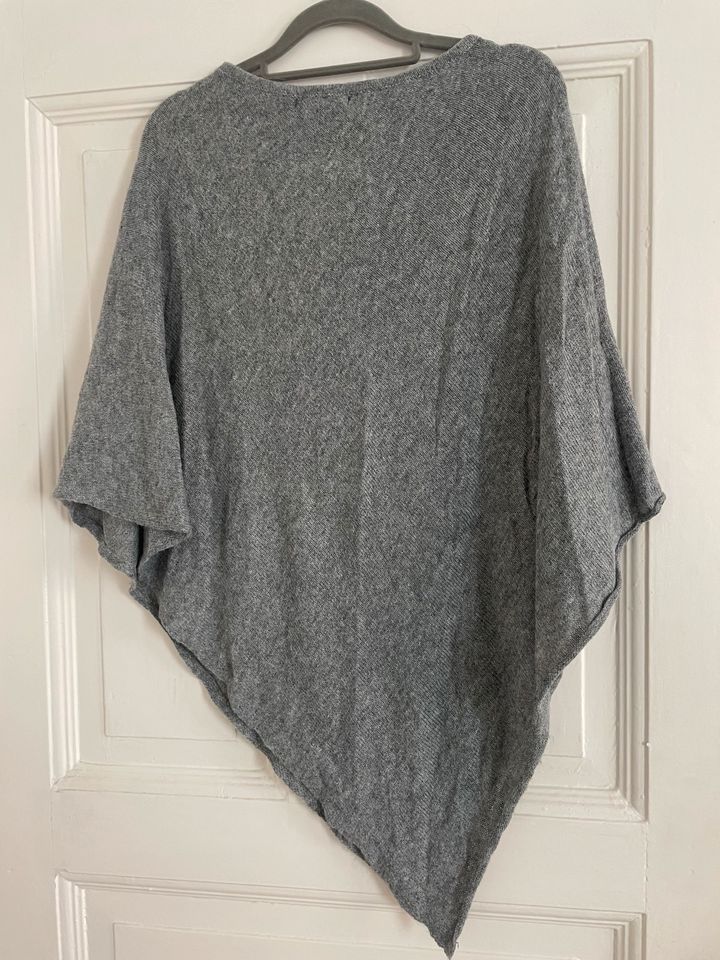 Grauer Gina Tricot Strick Poncho neu in Kiel