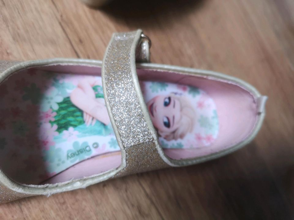 Goldene Kinderpumps/ Kinderschuhe m. Absatz/ Eiskönigin /Frozen ® in Staufenberg