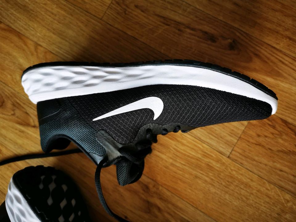 Nike Schuhe unbenutzt in Mönkeberg
