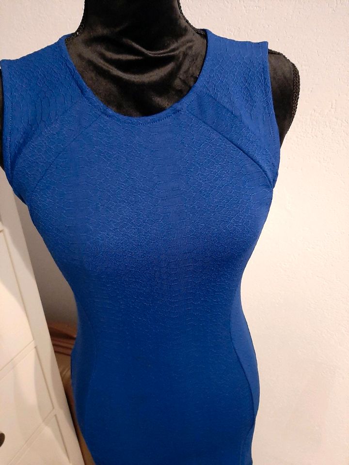 Figurbetontes Kleid, blau, Etuikleid in St. Georgen