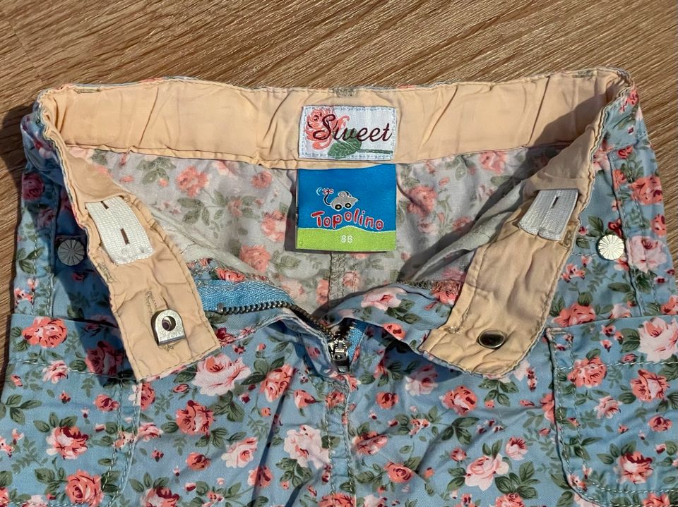 Set 4 x kurze Hosen Shorts Gr. 86, geblümt/ oliv/ lila/ pink in Niederschönenfeld