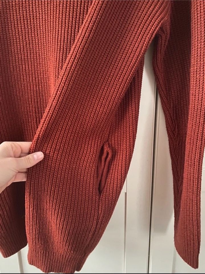 rotes Pulloverkleid in Schotten